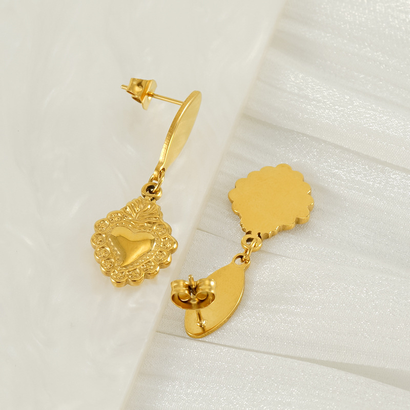 Moda europea y americana nuevo estilo acero titanio amor aretes chapados en oro Pendientes retro en forma de corazón sin decoloración al por mayor mujeres
