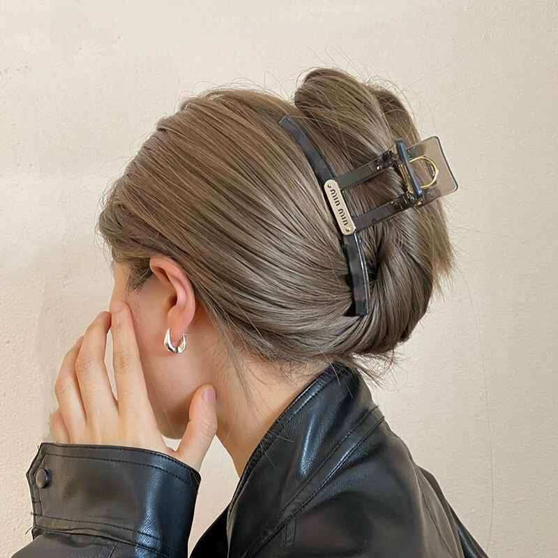 韓国の高品質のアルファベットの1文字の大きいサイズは女性の2025新型の後頭部のサメのクリップの高級感の髪飾りを挟みます。|undefined