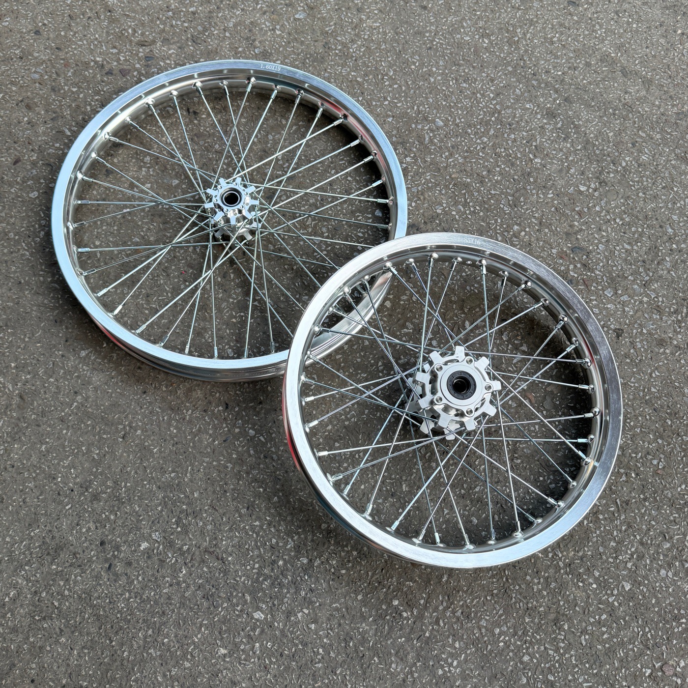 Suitable for QiuLong LightBee modification, 1.60-19 front, 1.85-16 rear, straight-pull CNC silver wheel hub assembly, LightBee wheel set