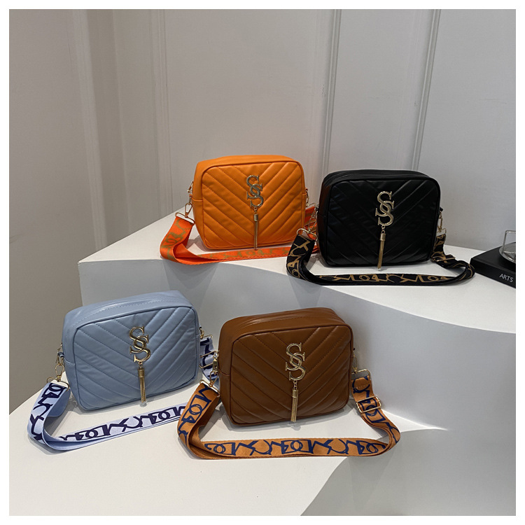 A stylish Korean-style wide shoulder strap small bag for women in the autumn of 2024, a niche design and versatile camera bag, an ins crossbody small square bag undefined