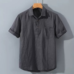 男性用のリネンは半袖のtシャツを持っています。