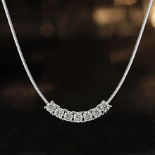 �߹�������΢Ц��Ůʽ�߹�朳��W�r�к��s���AЦĘ����