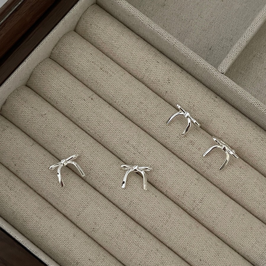 Versione coreana di orecchini a bottone in argento placcato con fiocco kawaii per un design di nicchia femminile, orecchini di alta qualità con clip senza foro, orecchio_voghion.com