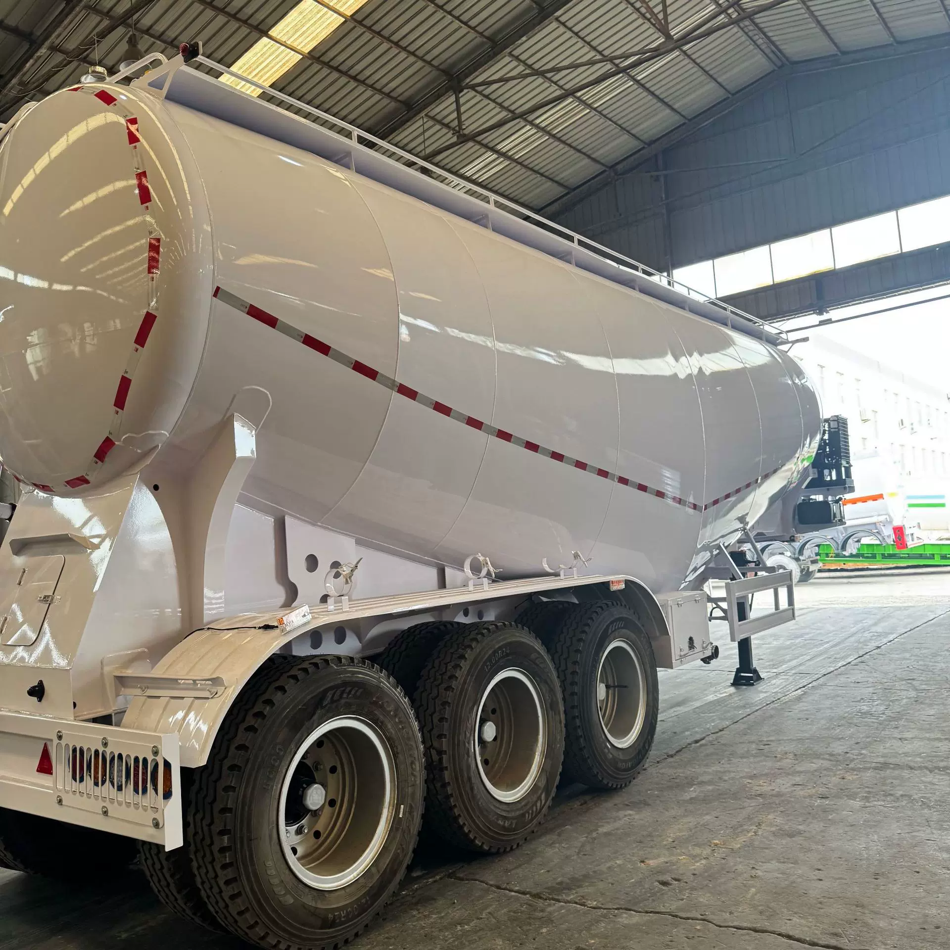 外贸直供粉罐车 三桥45立方散装水泥罐车 粉粒物料运输罐