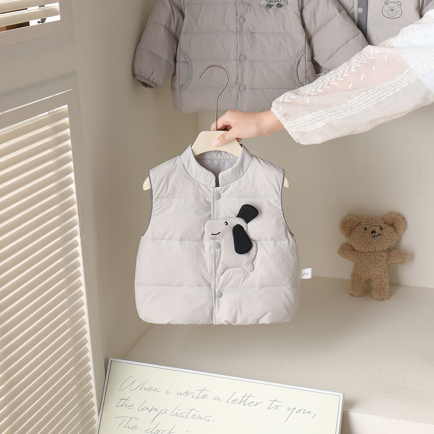 New autumn and winter white duck down vest for infants and toddlers, lightweight down vest for children, warm outerwear vest for babies