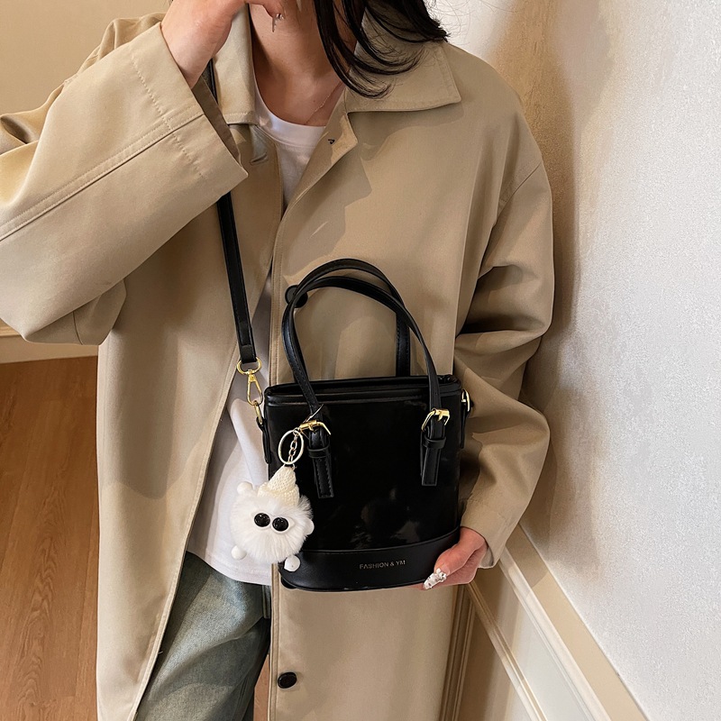 Retro alta sensación de bolso de cubo de mano mujer 2025 nuevo estilo de moda bolsa de hombro casual bolsa de tendencia universal mochila