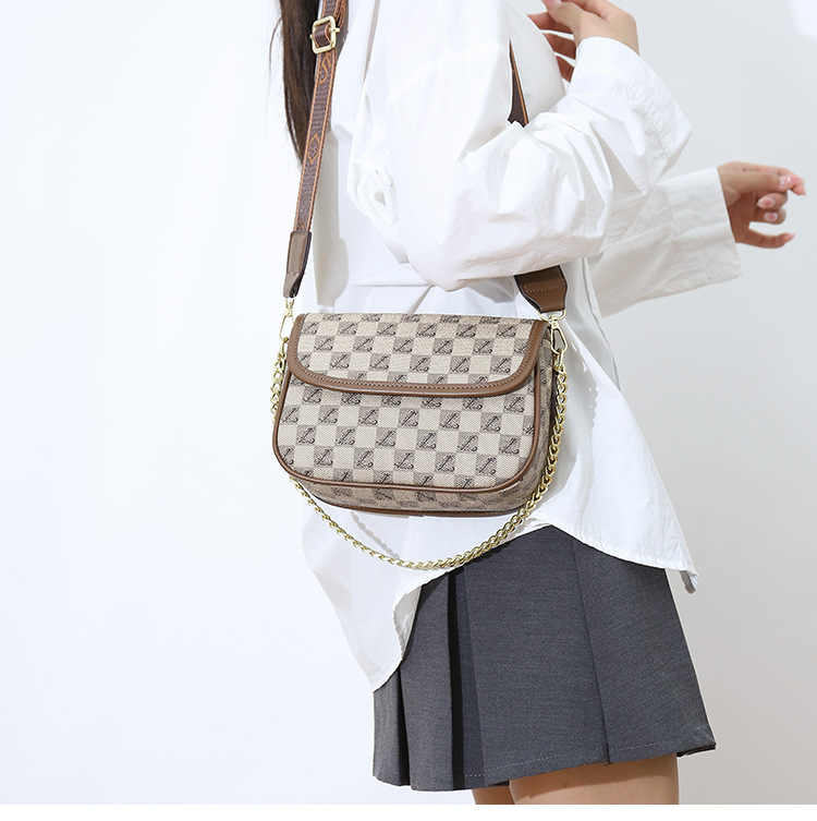 2023 Autumn New Live Broadcast Good Style Chain Saddle Bag Retro Presbyopia High-Quality Single Shoulder Diagonal Letter Women's Bag_voghion.com