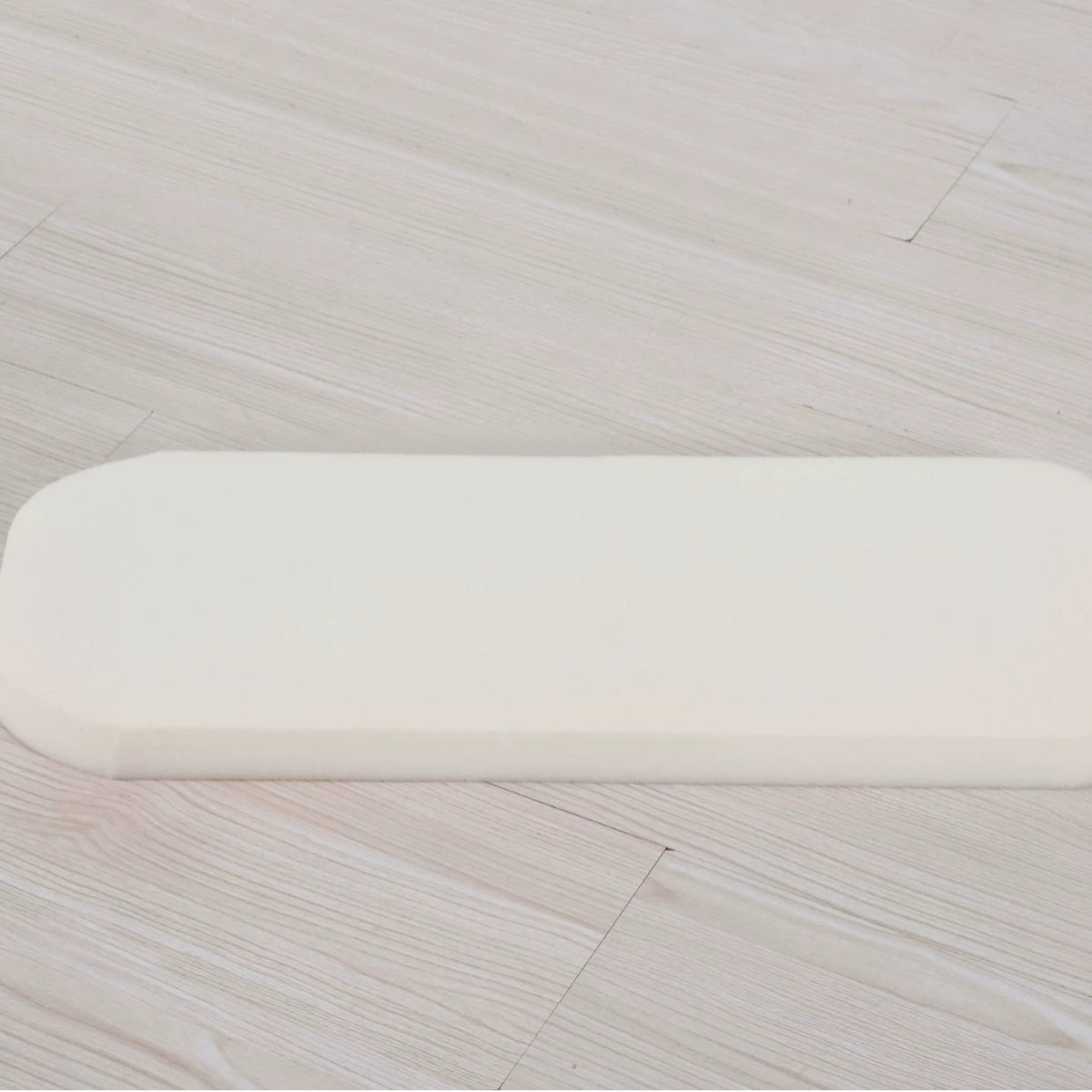 Детская кроватка-манеж Hemei в различных размерах, съемная и моющаяся. Комплект не включает тканевый чехол, сменную подушку из губки и матрас, который имеет средней жесткости.