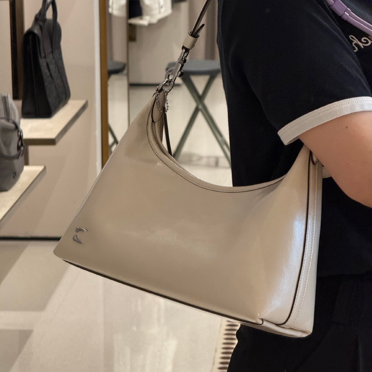 Koujia's new Juliet vintage versatile chain underarm bag, available in large and small sizes, can be used as a handbag, shoulder bag, or crossbody bag for women