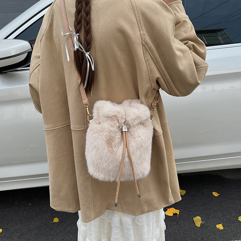 Otoño e invierno bolso peludo 2025 nuevo bolso de peluche lindo de alto valor facial bolso de hombro de mujer casual mochila