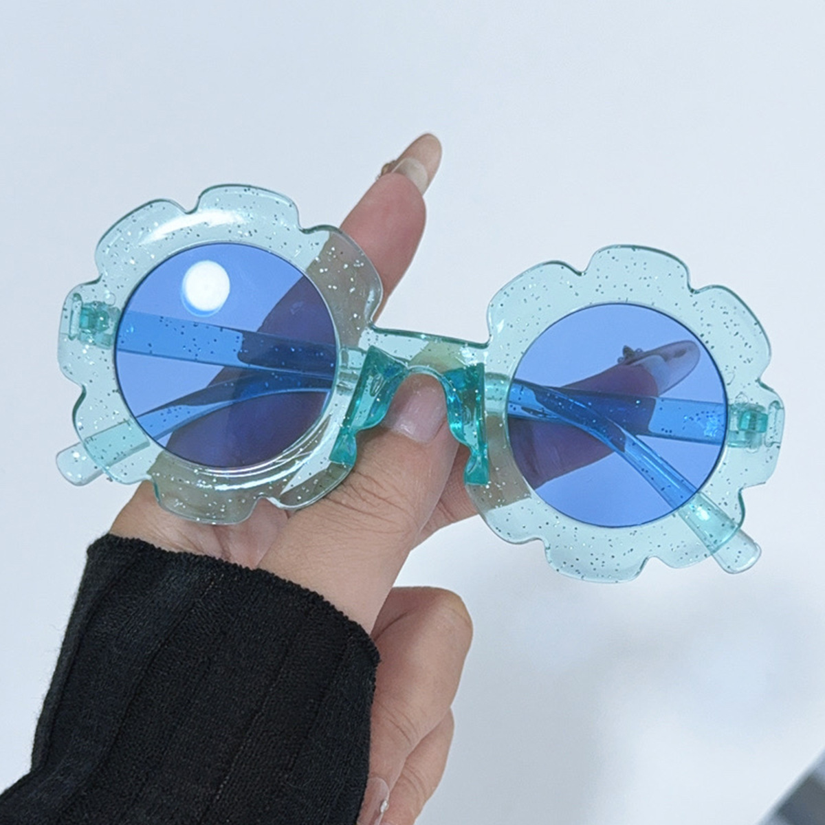Gafas de Sol Infantiles Forma de Flor de Plástico y AC con Protección UV400 para Protección Solar y Viajes image 3