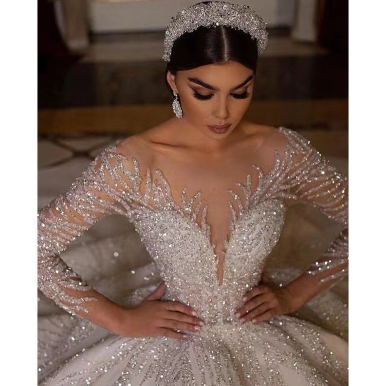 Abito da sposa principessa con strascico a cattedrale per l'estate_voghion.com