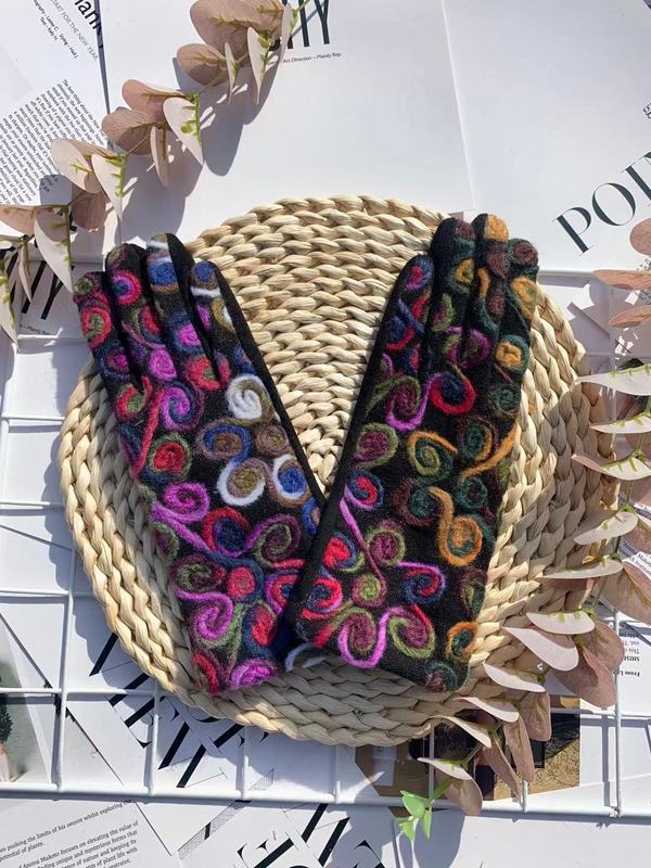 冬のスエードの手袋の女性の手の甲の刺繍の保温の手袋は手袋の屋外のタッチパネルに乗ることに乗ります。|undefined