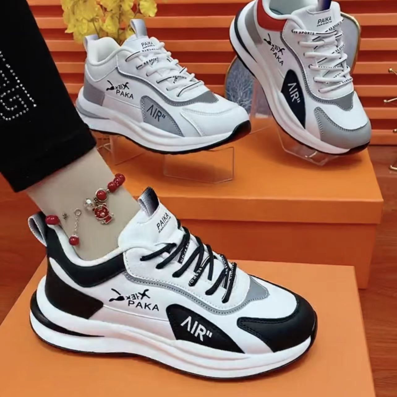 흰색과 검은 색 가죽