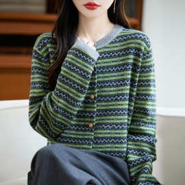 秋冬圆领浣熊绒条纹费尔岛金扣针织开衫女外套宽松显瘦外搭打底衫