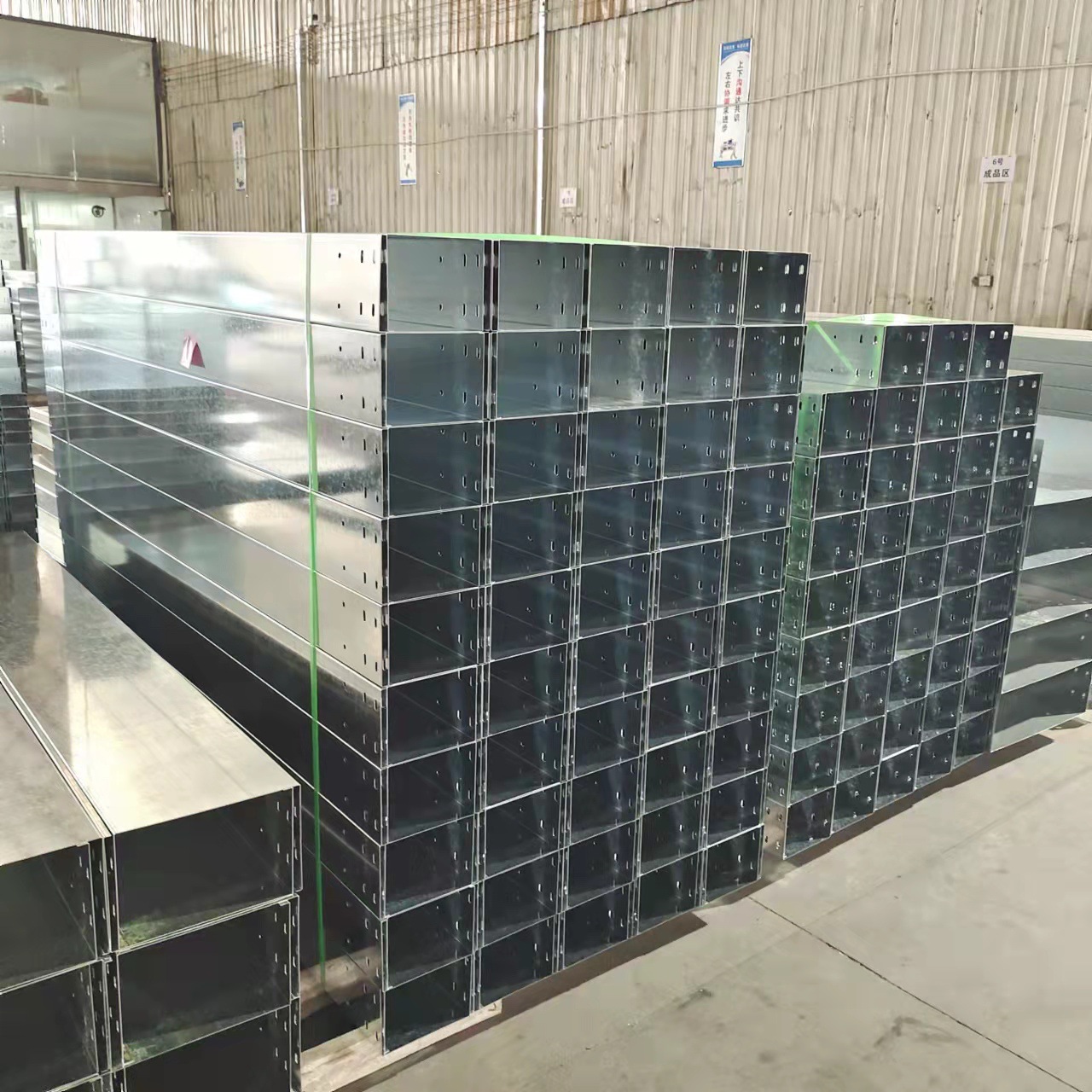 镀锌桥架线槽   镀锌托盘式 线槽  大跨距6米、8米、10米镀锌桥架