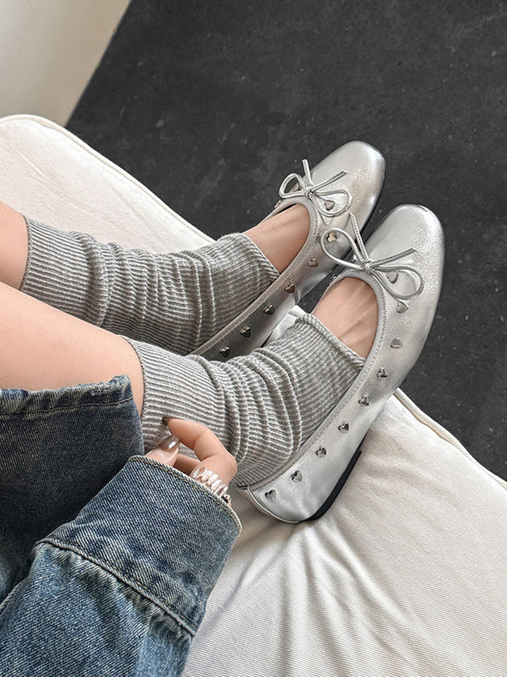 Giày bệt nữ da bò đế bằng mũi tròn đính nơ và đinh tán, kiểu giày lười cổ thấp — màu đen chi tiết 13