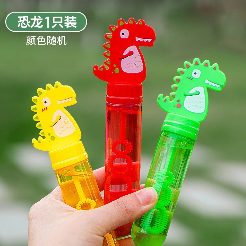 Varita de burbujas de panda de dibujos animados para que los niños la sostengan y hagan burbujas al aire libre en el parque.