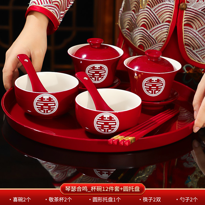 Matrimonio con un juego de tazas de té, un par de cubiertas de tazón rojo, artículos de té, artículos de boda, artículos de boda.