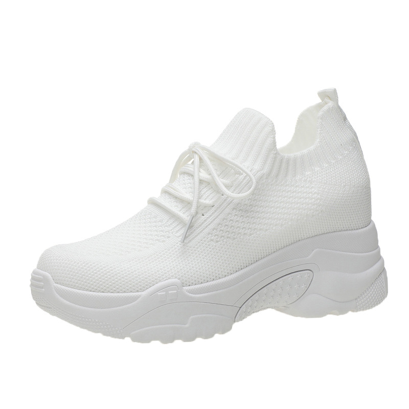 Zapatos blancos de aumento de la altura oculta para mujeres 2023 primavera nuevos zapatos de malla versátiles transpirables para mujeres moda deportiva casual zapatos de papá