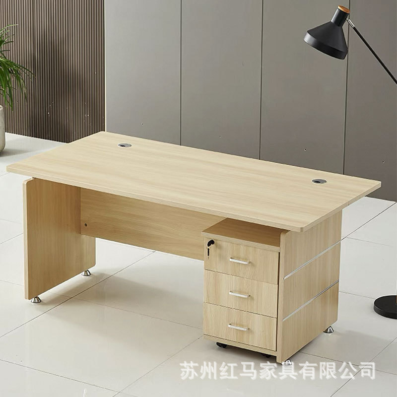 작은 캐비닛이 있는 밝은 목재 색상