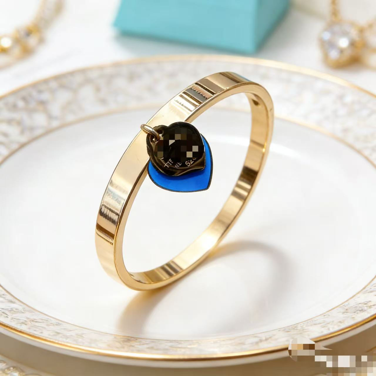 2025 新しいヨーロッパとアメリカのビッグブランドチタン鋼ブレスレット非退色ステンレス鋼ブレスレットバックルオープニングハンドジュエリー卸売