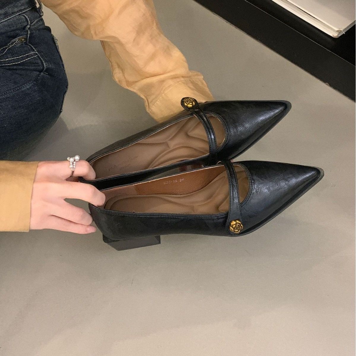 Retro fashionable autumn Mary Jane shoes heels pointed-toe for work…