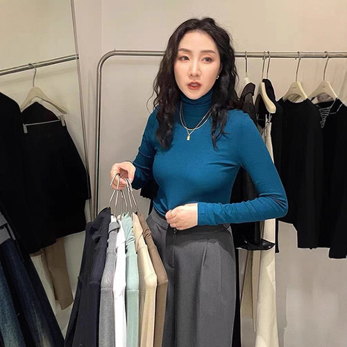 Pile-neck brushed bottoming shirt for women—autumn and winter long-sleeved T-shirt, all-match, highly elastic, slim-fit top for outerwear, versatile style.