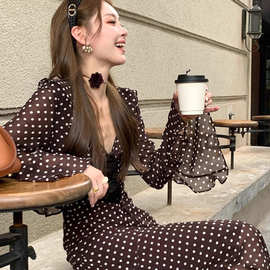 巨好看掐腰裙子2026秋法式气质感大方得体绝美咖色波点连衣裙