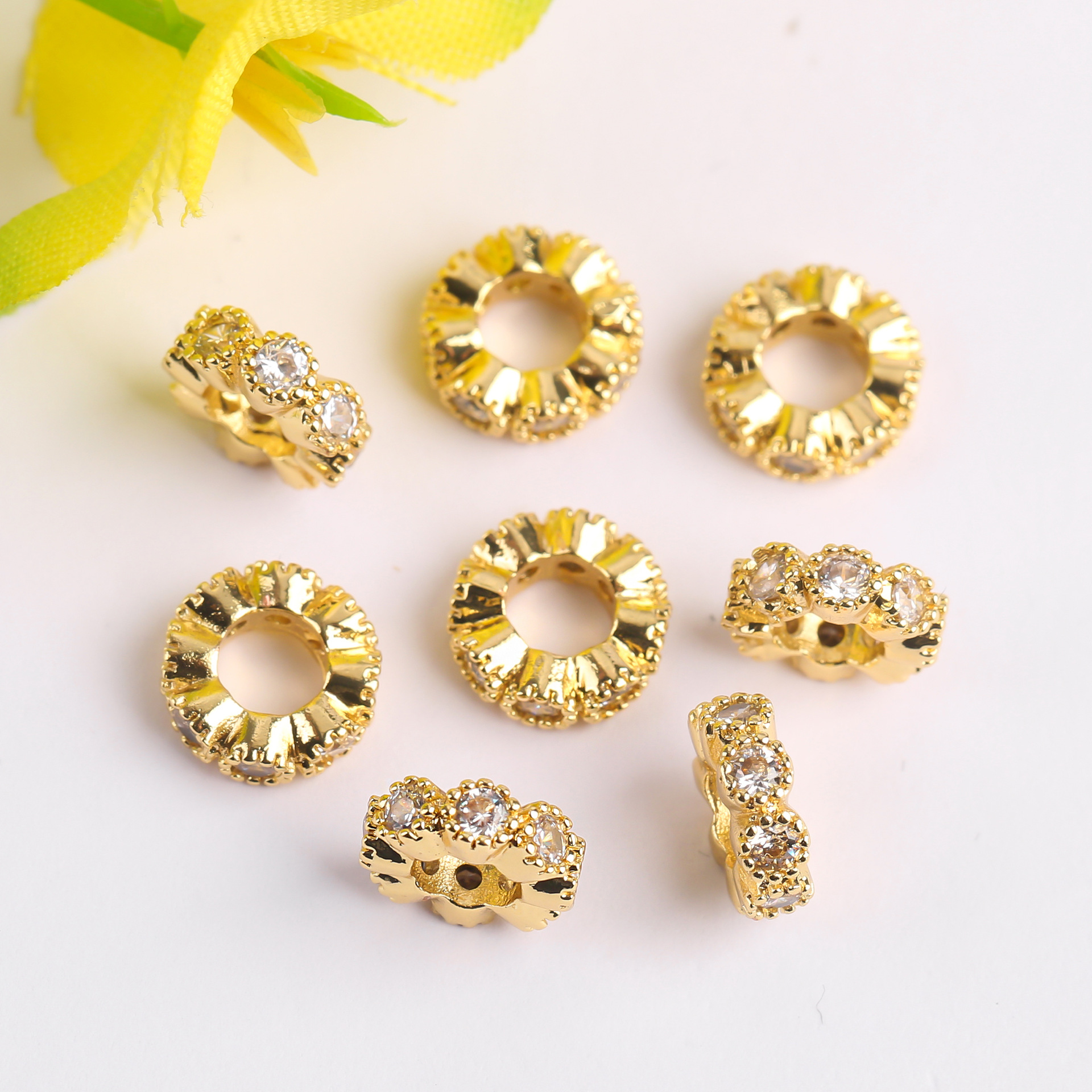 18k包みの金の保色の小さいのはジルコンの大きい穴のドリルのリングのビーズのスペーサーのdiyのアクセサリのペンダントのブレスレットの女性を入れます。