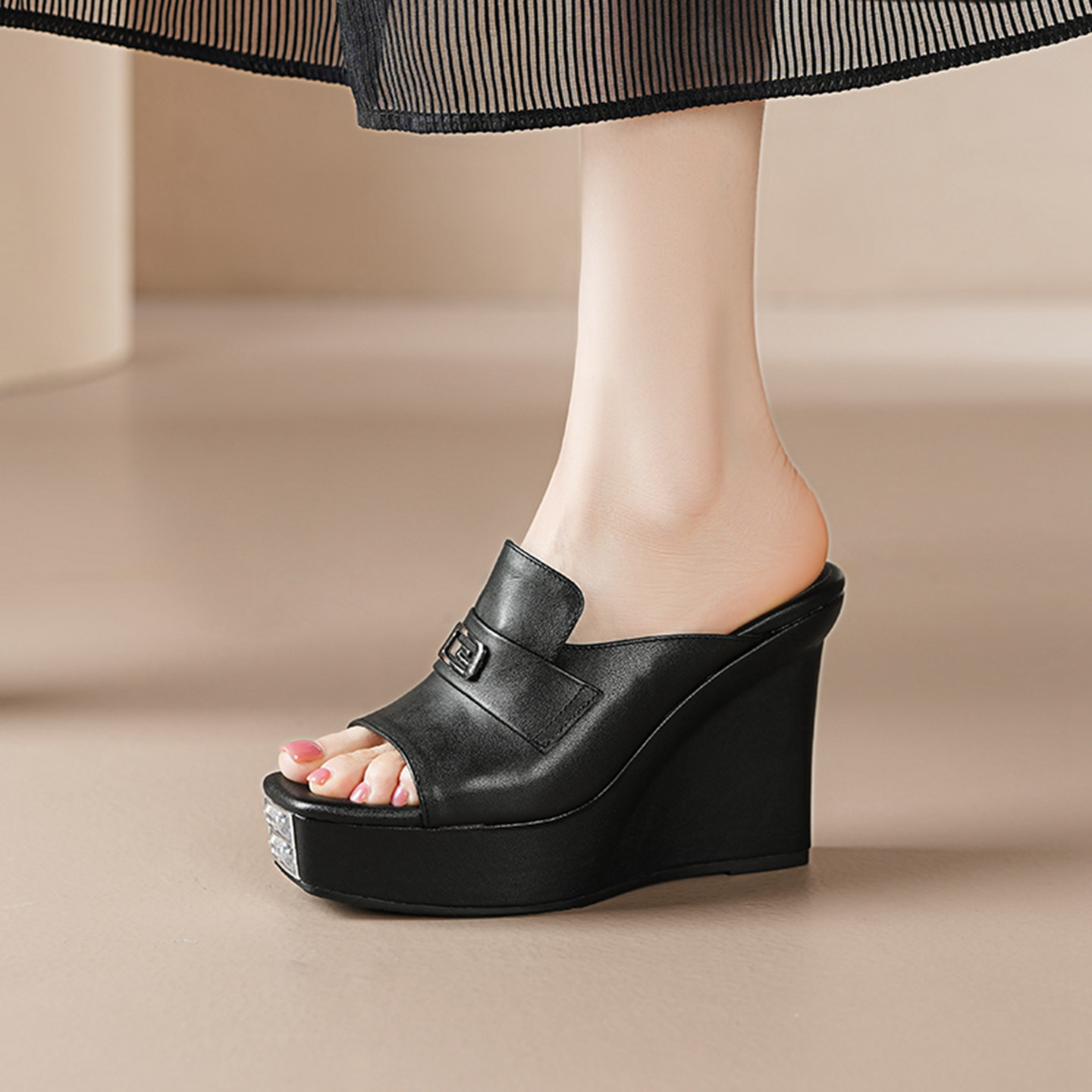 Sandal cao gót nữ mũi cá hở ngón, đế dốc dày da bò, gót 10.5 cm — Lời bài hát: Black (Sheep Flip) chi tiết 3