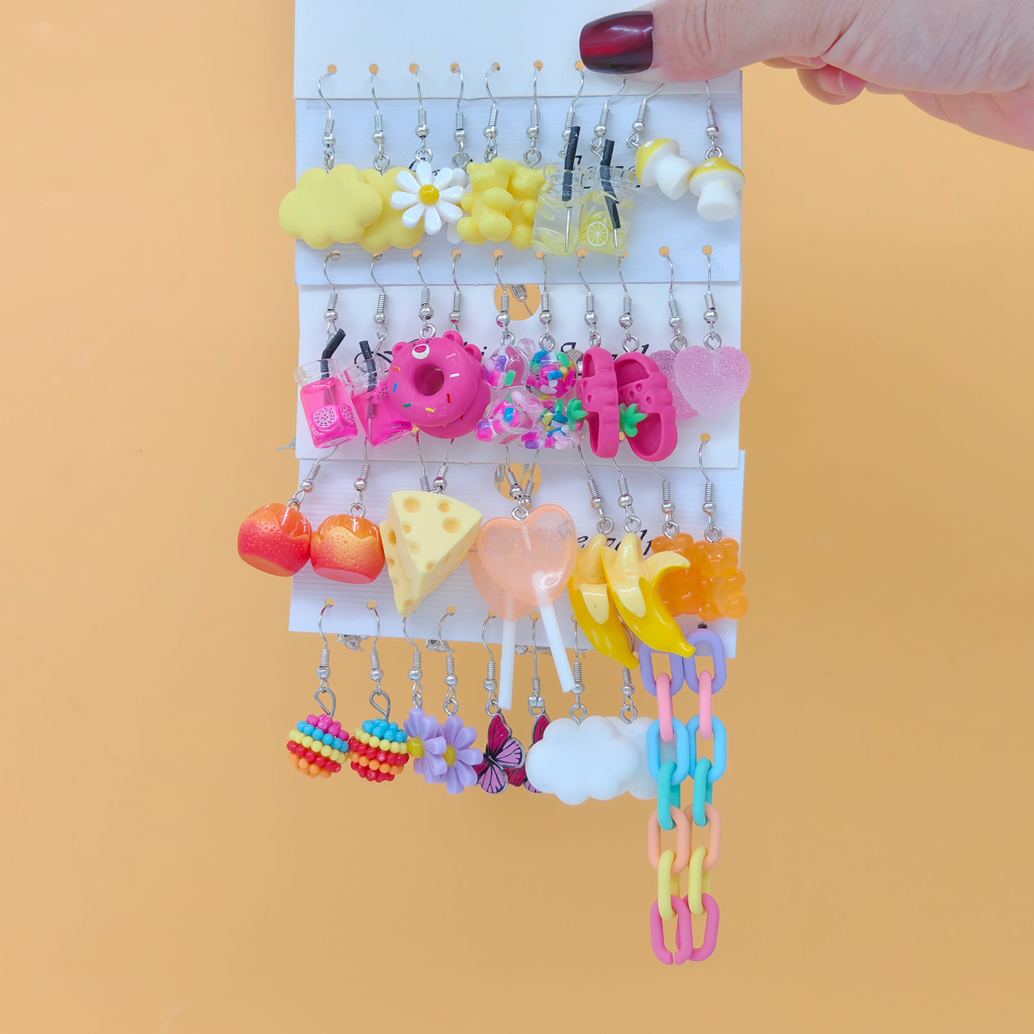 Moda transfronteriza de venta caliente de dibujos animados animales de caballo blanco resina de margarita simulación de alimentos donut auriculares multi-pieza conjunto