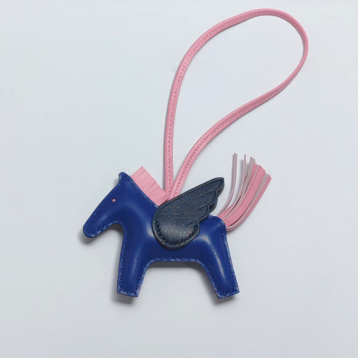 Cute Angel Little Pegasus Colgante Pit Edition H Home Colgante de bolso de caballo cosido a mano Colgante de cuero de oveja Llavero Colgante