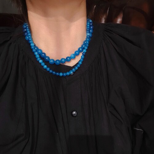 The blue bead necklace with a minimalist and niche design, exuding a sense of sophistication, similar to the one worn by Korean Instagram influencer Fever, for women.