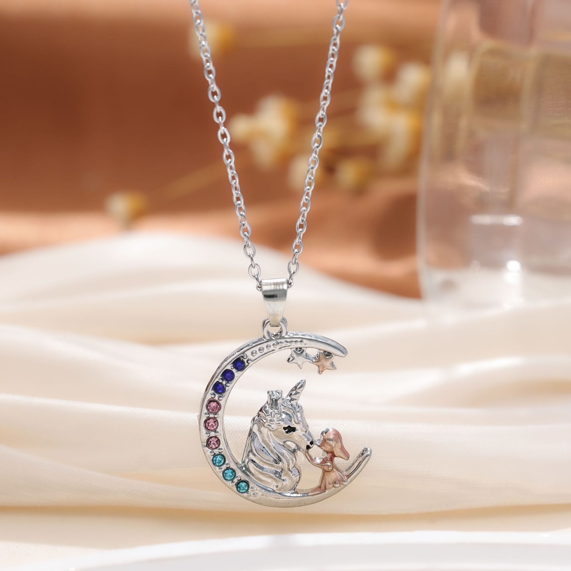 Venta caliente transfronteriza europea y americana colgante de amor de diamantes coloridos en forma de corazón collar de mujer collar de unicornio regalo del día de la madre
