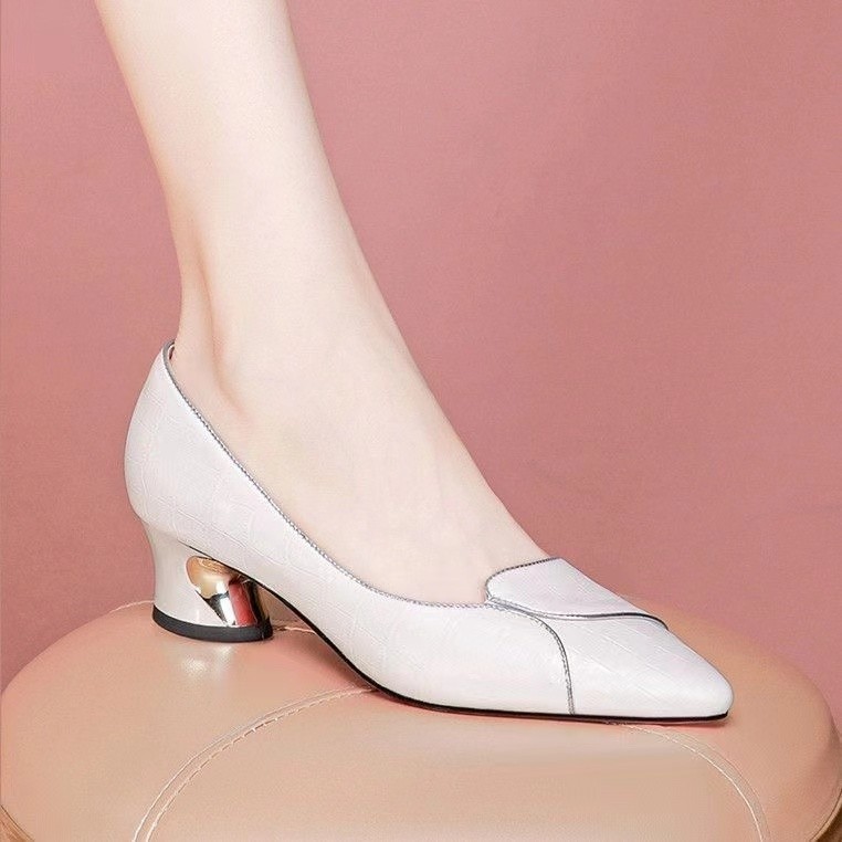 2026 primavera y verano nuevos zapatos de cuero suave de talón grueso y poco profundo, zapatos de cuero de moda de tacones puntiagudos, zapatos de mujer.