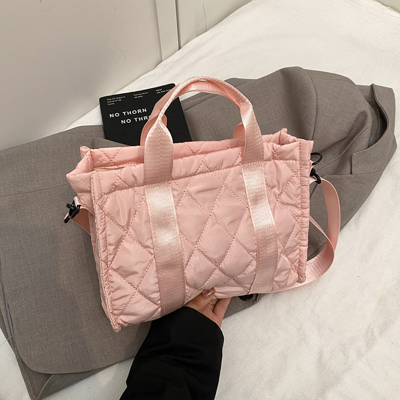 Otoño y invierno coreanos nuevos bolsos de algodón bordados universales 2024 textura pequeña fragancia de viento contra el color de diamante bolso de hombro portátil