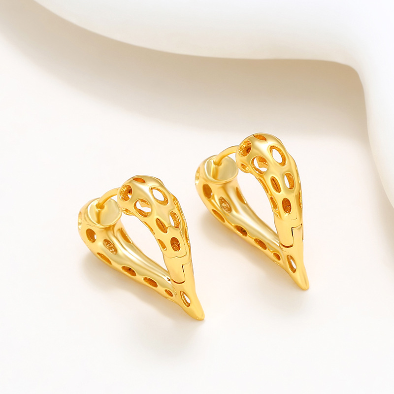 Xuping joyas de aleación de amor agujero orejas de orejas de moda femenina temperamento frío estilo de corazón simple pendientes