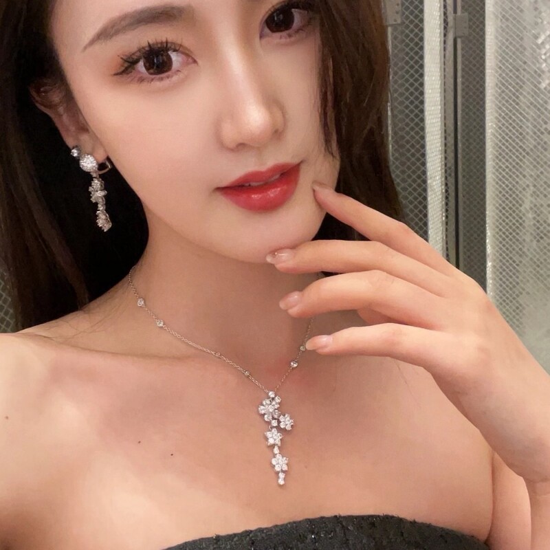 High-End V Gold Midsummer Night's Dream Necklace for Women, Exquisite Light Luxury Three-Dimensional Full Diamond Flower Clavicle Chain, Elegant Accessory High-End V Gold Midsummer Night's Dream Necklace for Women, Exquisite Light Luxury Three-Dimensional Full Diamond Flower Clavicle Chain, Elegant Accessory