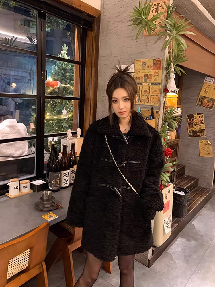 양모 코트 여성의 2024 년 새로운 가을과 겨울 여성 의류 뿔 버클 긴 검은 두꺼운 녹색 모피 큰