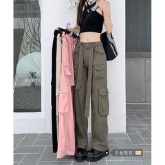 ズボンの女性は春秋ゆったりとしていて、やせています。