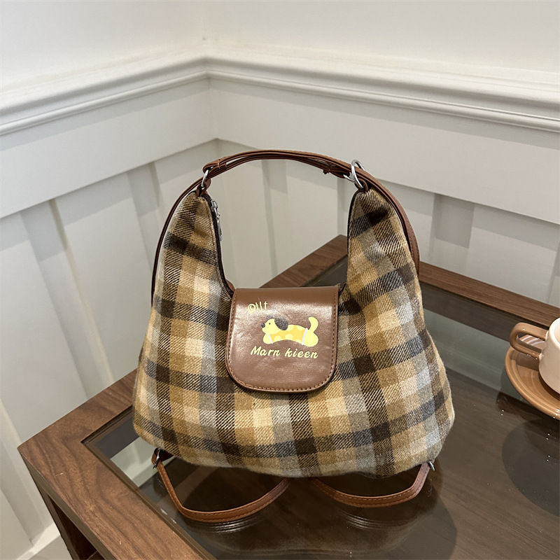 Bolsa de brazo coreana de gran capacidad de mujer retro 2024 nuevo nicho Zhong tote bolsa personalidad mochila casual