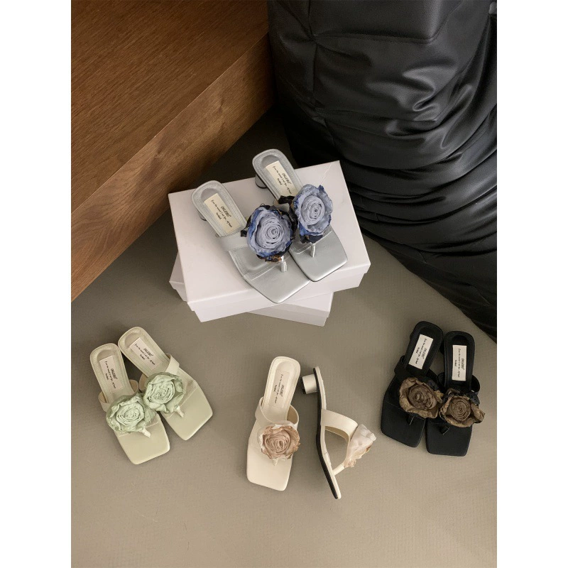 Цветы элегантные толстые каблуки на каблуках 2024 Летние сандалии розы розы палец шлепанцы женские зрелые чувство высокого уровня