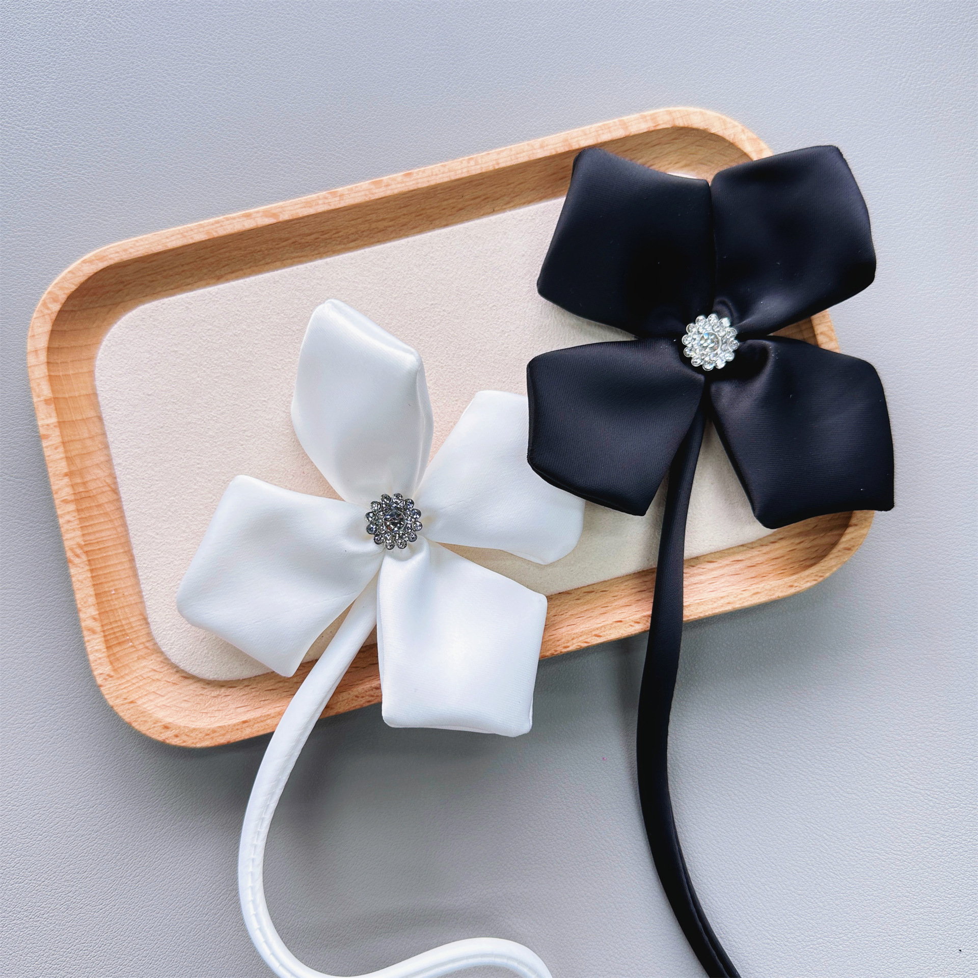 Venta caliente de cuatro hojas flor del trébol flor decorativa con PIN blanco y negro tela de satén DIY joyería Ropa Accesorios del vestido