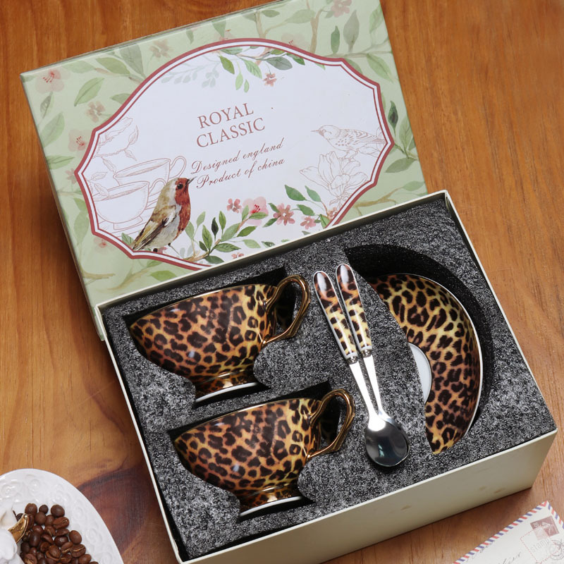 Leopardo de lujo ligero hueso de porcelana taza de café y plato conjunto de taza de té europea en línea exquisita taza de cerámica plato clásico alto valor nominal