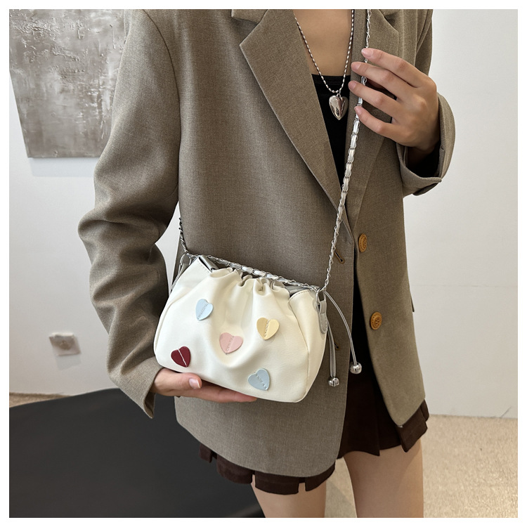 Drawstring bucket for women 2024 new Korean fashion shoulder bag, simple commuting contrasting color heart chain_voghion.com