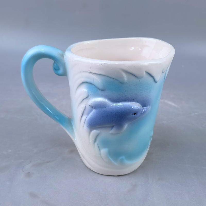 Delfín en relieve fresco creativo bajo vidriado pintado a mano ballena tridimensional pez globo animal marino cerámica taza de café