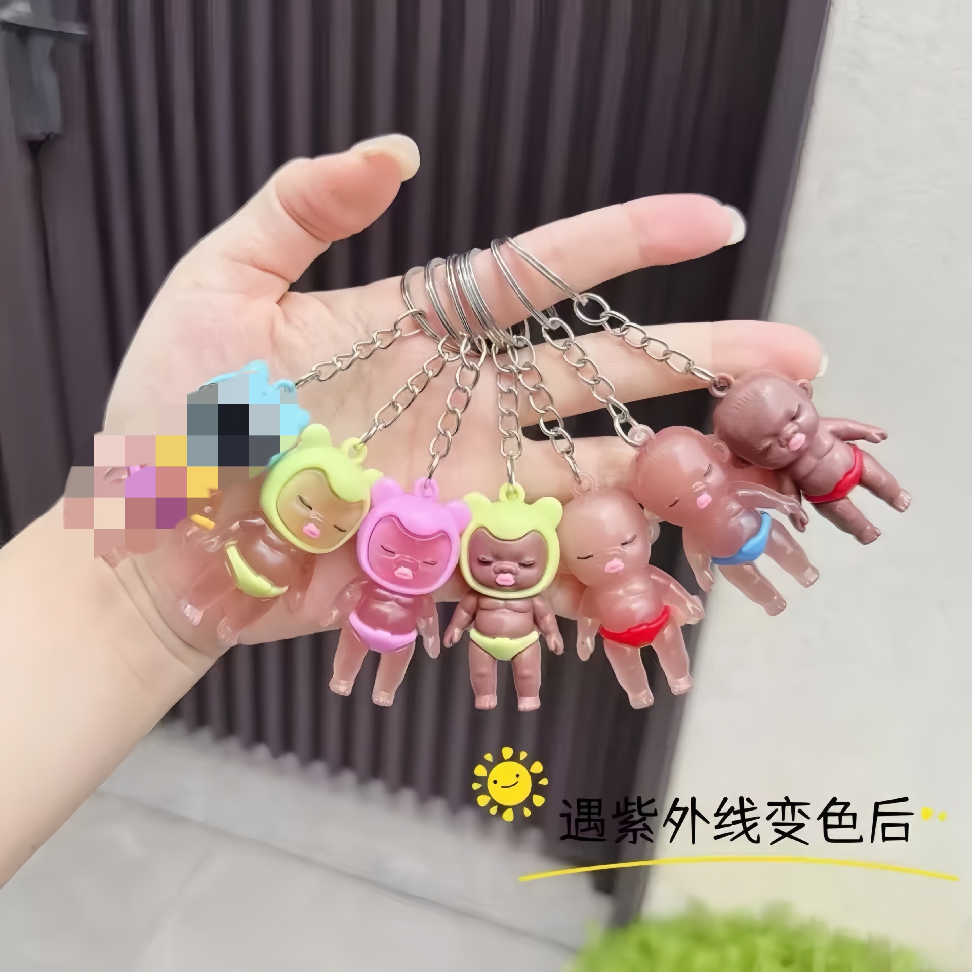 Bloqueo negro Baby decolor llavero colgante de automóvil decolor UV creativo accesorios de muñeca al por mayor
