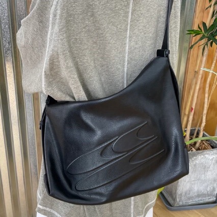 Crying Center Oil Wax Black Leather Irregular Crossbody Shoulder Tote Large Capacity Bag with a Stylish Design for Commuting