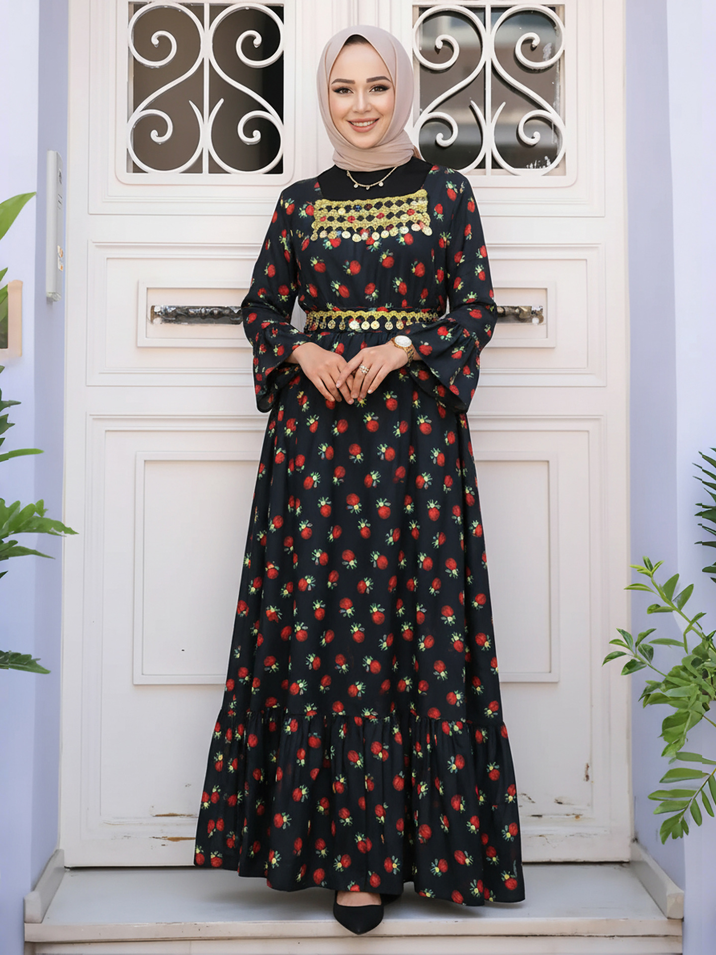 Elegante abaya nera con maniche a svasata e design stampato_voghion.com